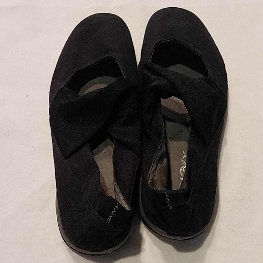 DKNY flats